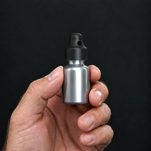 Main tenant un flacon 10 ml en aluminium avec un bouchon sniffer SN*F Small