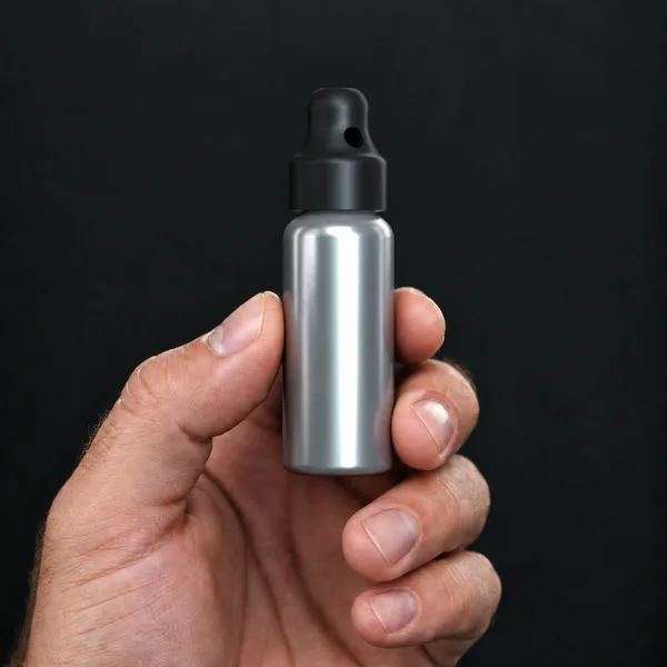 Main tenant un flacon 24 ml en aluminium avec un bouchon sniffer SN*F Small