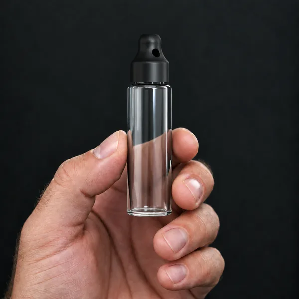 Main tenant un flacon 24 ml élancé, transparent avec un bouchon sniffer SN*F Small