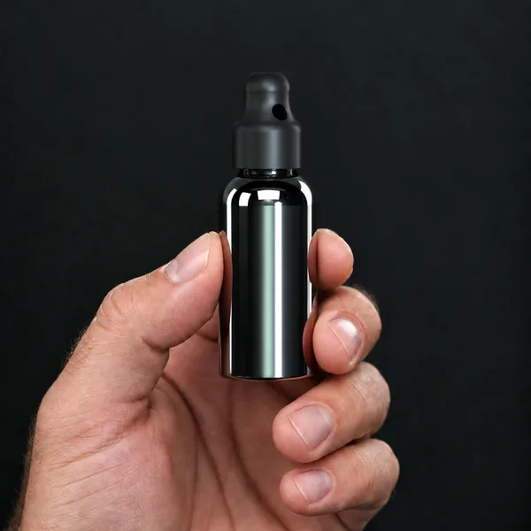 Main tenant un flacon Boston argenté 30 ml avec un bouchon sniffer SN*F X-Small