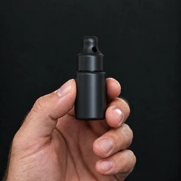 Main tenant un flacon 10 ml noir avec un bouchon sniffer SN*F Small
